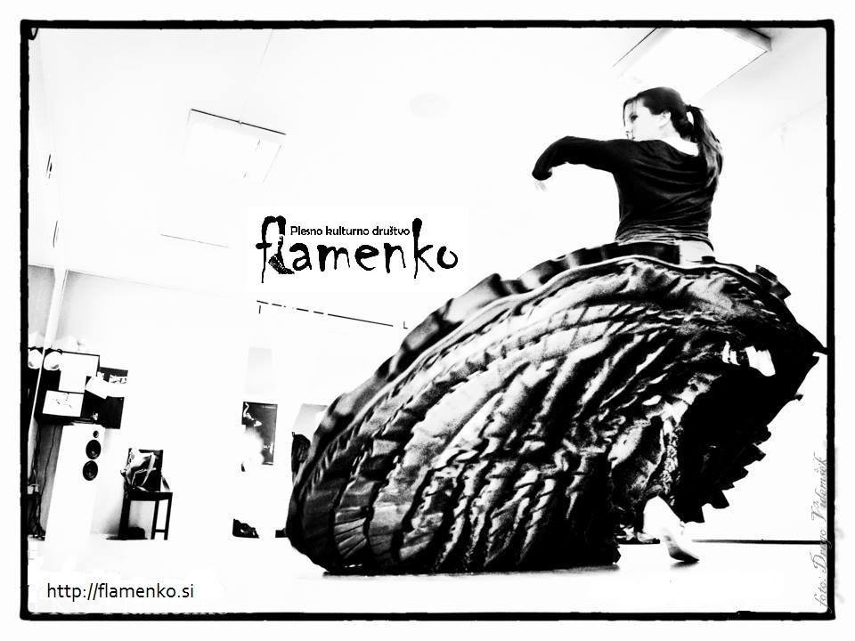Zakaj flamenko?
Ker lahko plešeš sam_a, ker si lahko poiščeš svojo svobodo v plesu, ker se igraš s poslušanjem in slišanjem, ker je tvoje telo hkrati tudi instrument, ker spoznavaš novo glasbo in ples, ker si vedno dovolj, ker je pač ples ena velika radost in svoboda. Plus je pa zagotovo tudi kondicija, ki pride zraven 🙂

Nenazadnje pa tudi zato, ker je po treningu zelo fino zaviti na kavo ali pivo v družbi soplesalcev, v najboljši lokalček za vogalom, ane Mestna Faca 🙂 *
Dan odprtih vrat PKD Flamenko bo v ponedeljek, 14. 9. 2019 ob 18:00!
Start sezone za višje skupine je prav tako v ponedeljek 14. 9., po urniku.
Na ta dan vabimo vse, ki vas zanimata ples in flamenko, na brezplačno spoznavno uro in predstavitev programov z Ano Pandur!
Pri nas je moč najti: 
-tečaje flamenka za odrasle 
-plesno-gibalno raziskovalnico preFlamenko za otroke
-klase sodobnega flamenka in koreografske delavnice 
-klase bata de cola